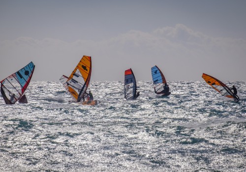 Ofertas de hoteles para Tarifa - Gente practicando Windsurf