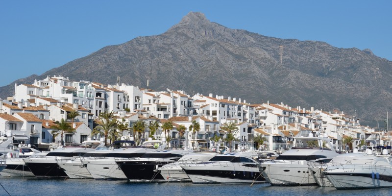 BlueBay Banús en Marbella - Yates en el Puerto de Banús