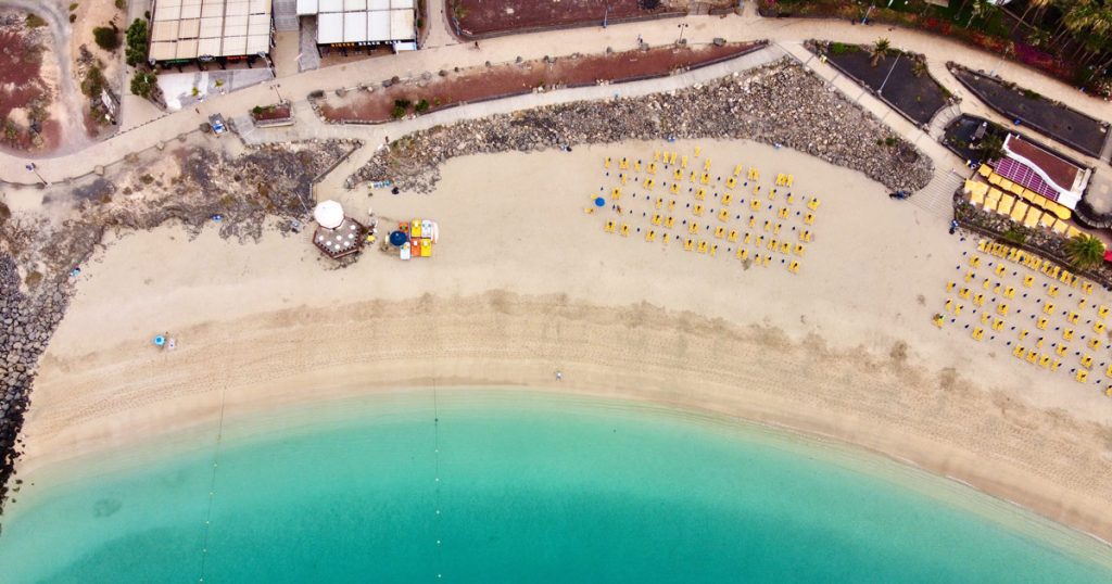 Vistas aéreas un hotel con acceso directo a la Playa Blanca en Lanzarote