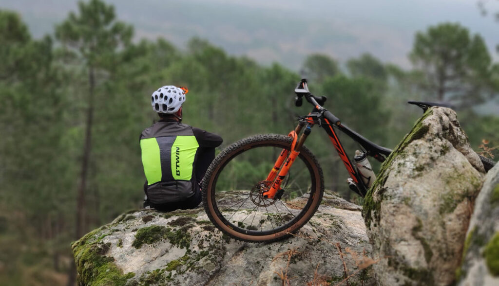 Ciclista de montaña descansando en Ávila