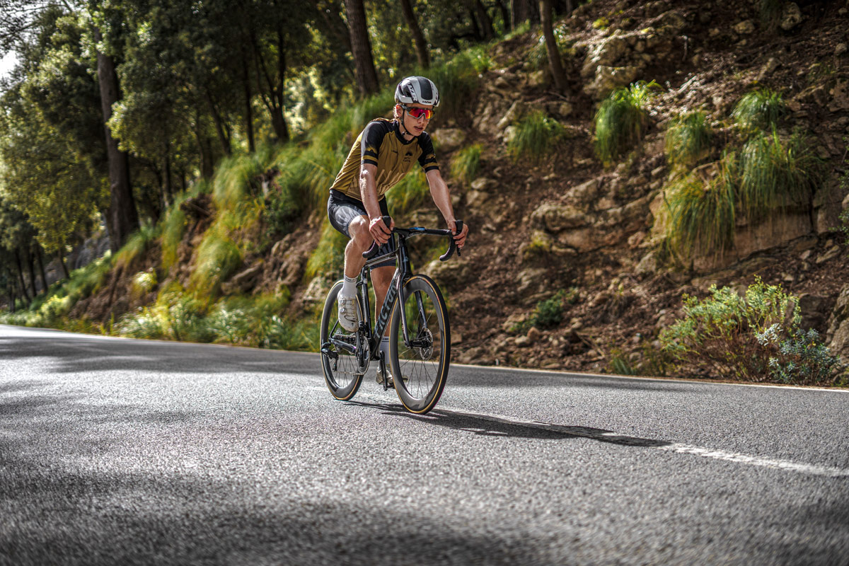 Ciclista en la carretera - que necesita un hotel para ciclistas